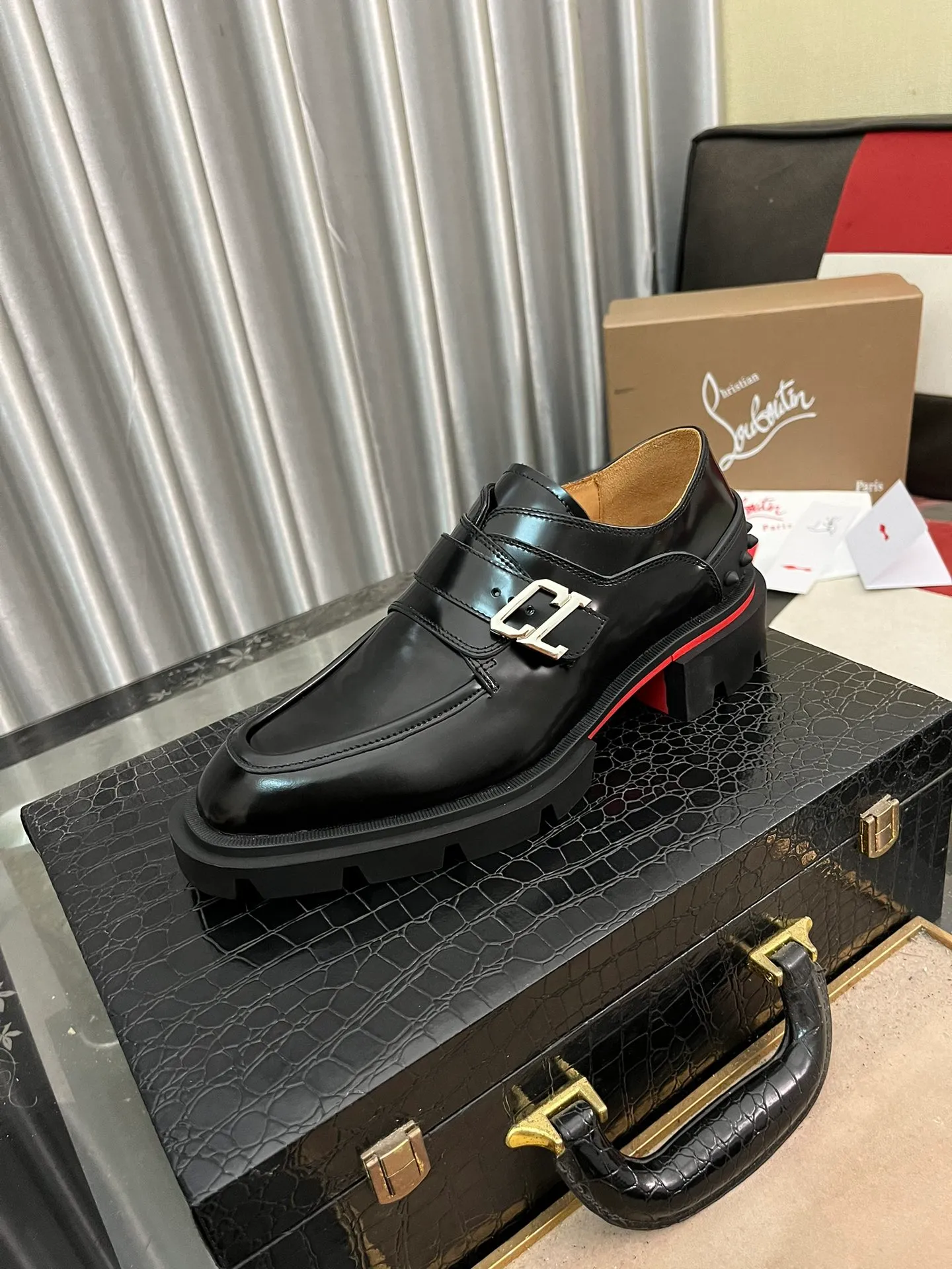 Men's shoes 💰820⌚️⌚️CL New formal leather shoes Christia* Loubouti* red-soled shoes GREGGO men's Oxford shoes Made of imported cowhide/glossy patent leather/stitched contrasting high silk suede. Three-section toe design. Iconic red outsole, the ultimate personalized shoe. Original color cowhide lining. Original Italian leather outsole; fine workmanship brings you a luxurious experience. With its neat silhouette and straightforwardness, GREGGO men's Oxford shoes are Oxford shoes born for city roaming. The elegant lines and classic silhouette exude eternal charm. The black patent leather material is exquisite and eye-catching, adding a sense of luxury to the overall look. The slender toe design is full of elegance, and matched with closed shoelaces of the same color, the sophistication is invisible. The slim sole design provides the shoes with a light foot feel, elegant steps, and a refined and elegant look. Shows outstanding texture.  Standard leather shoe size: 38-44
